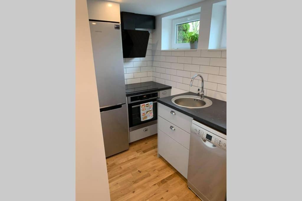 Nyrenoverat Kaellarlaegenhet Apartment Ljungskile Exterior photo
